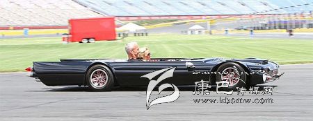 世界上最“扁”的汽車 躺著開！