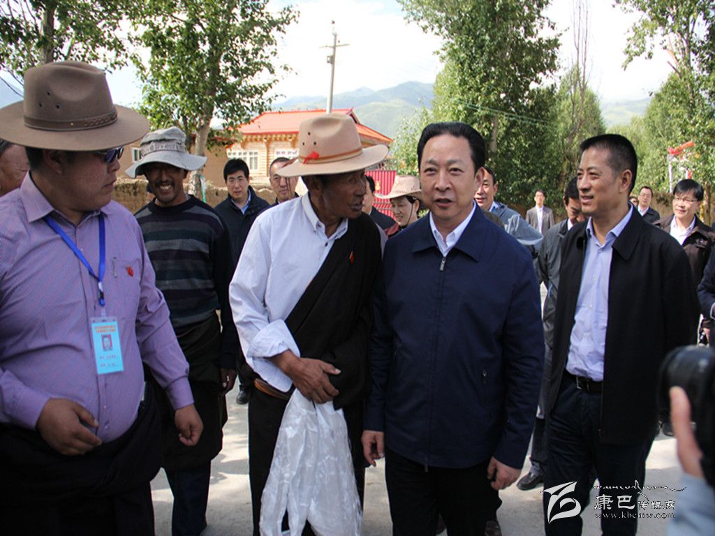 黃新初在甘孜縣調(diào)研指導(dǎo)扶貧開(kāi)發(fā)工作、慰問(wèn)對(duì)口支援我州的干部人才代表掠影