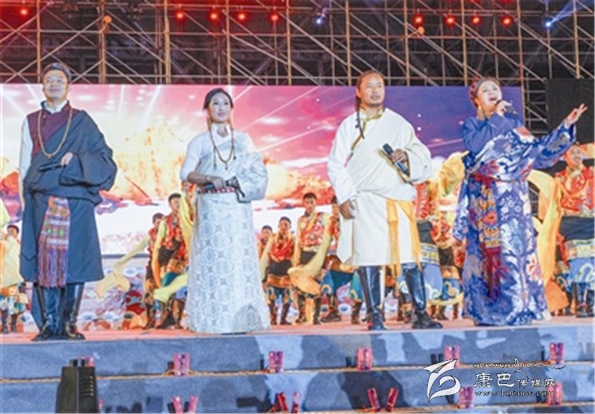 跑馬山下星光閃耀——第九屆康巴藝術節(jié)閉幕式文藝演出掠影