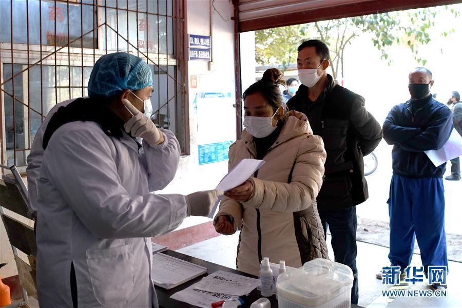 （抓好經(jīng)濟發(fā)展 應(yīng)對復(fù)雜局面·圖文互動）（3）2500萬農(nóng)民工如何安全返崗？——農(nóng)民工大省四川復(fù)工觀察