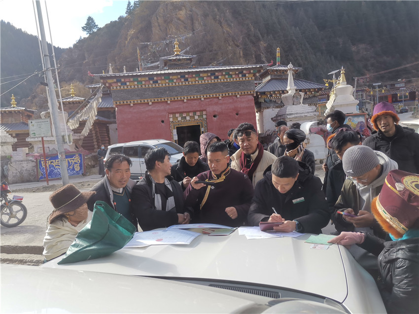 別樣的汽車銀行很接地氣，農(nóng)行德格縣支行開展農(nóng)戶信息建檔，現(xiàn)場為百姓開展金融服務(wù)。.jpg