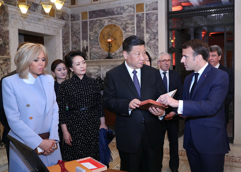 2019年3月24日，習(xí)近平在法國尼斯會見法國總統(tǒng)馬克龍。會見前，馬克龍向習(xí)近平贈送1688年法國出版的首部《論語導(dǎo)讀》法文版原著。