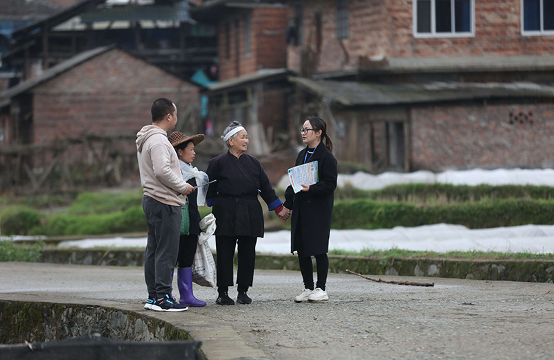 2022年3月24日，在廣西柳州市三江侗族自治縣良口鄉(xiāng)南寨村，紀檢監(jiān)察干部（右一、左一）在了解惠農(nóng)政策落實情況。