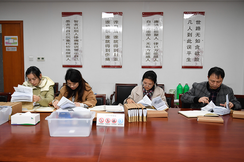 2020年1月8日，浙江寧波市北侖區(qū)紀委工作人員在檢查北侖區(qū)大數(shù)據(jù)發(fā)展管理中心2019年的公款消費票據(jù)，查找是否存在違規(guī)問題。