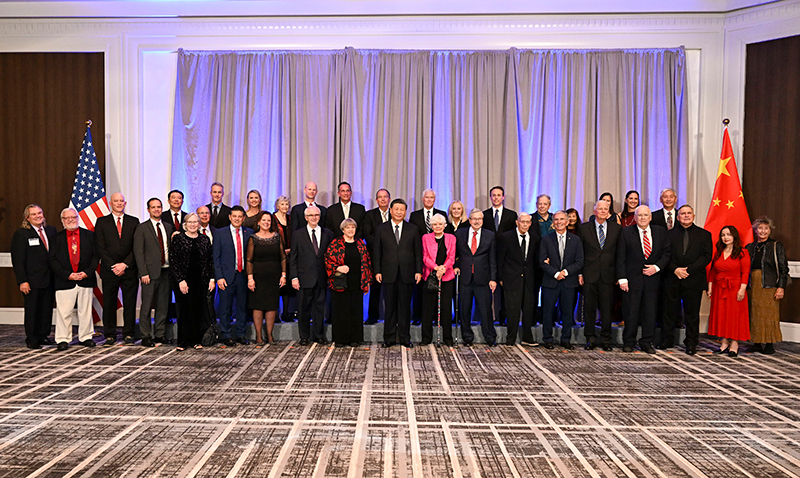 這是美國友好團(tuán)體聯(lián)合歡迎宴會開始前，習(xí)近平主席會見飛虎隊和史迪威將軍后人、鼓嶺、艾奧瓦州、華盛頓州等方面友好人士代表，同他們親切交談并合影留念。