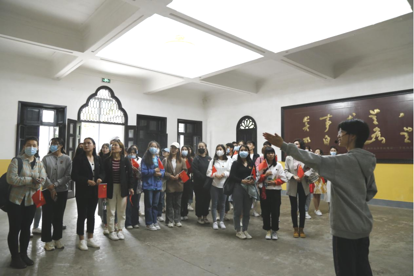 2021年5月20日，在喜迎中國共產(chǎn)黨建黨100周年之際，我校開展了少數(shù)民族學(xué)生“學(xué)黨史、感恩黨、跟黨走”紅色研學(xué)活動。