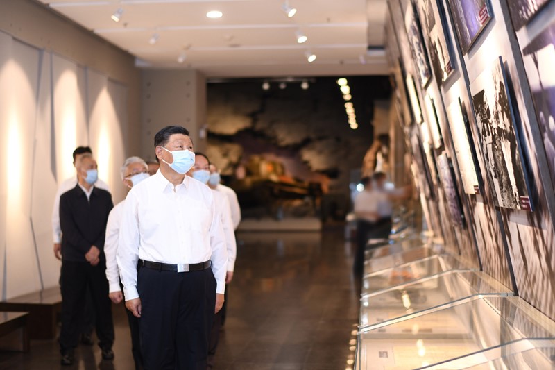 2022年8月16日至17日，中共中央總書(shū)記、國(guó)家主席、中央軍委主席習(xí)近平在遼寧考察。這是16日下午，習(xí)近平在錦州市考察遼沈戰(zhàn)役紀(jì)念館。 新華社記者 燕雁 攝