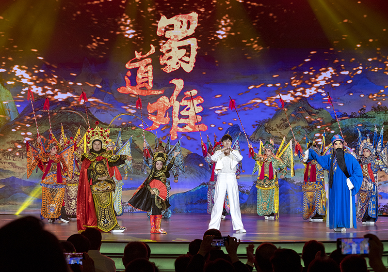 2023年10月13日，成都，“把青春華章寫在祖國大地上”大思政課網(wǎng)絡(luò)主題宣傳和互動(dòng)引導(dǎo)活動(dòng)在四川大學(xué)舉行。