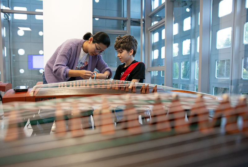 4月29日，在塞爾維亞貝爾格萊德中國文化中心，古箏指導(dǎo)老師王宣（左）在教學(xué)。新華社記者 李京 攝