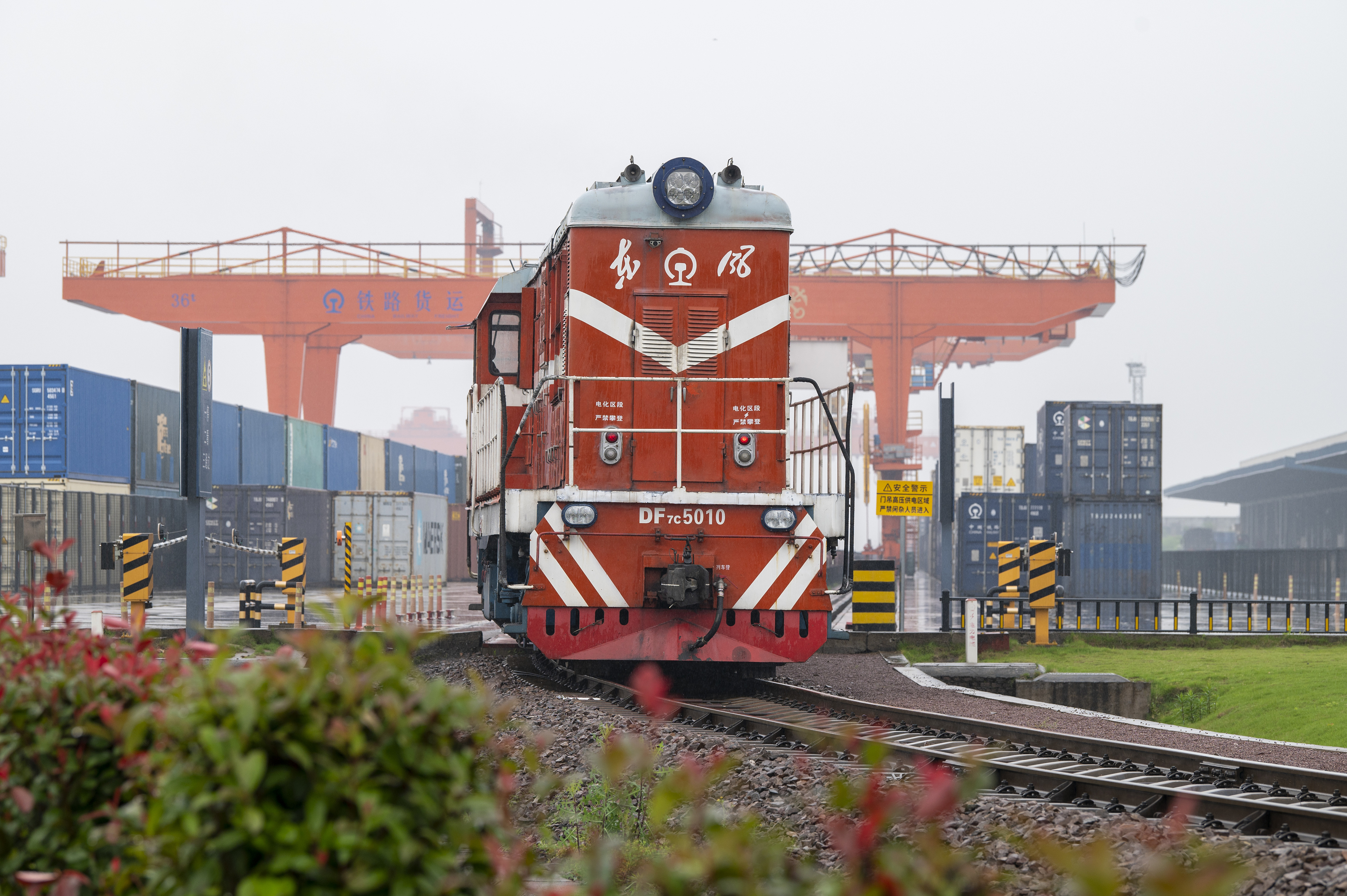 2024年5月5日，“五一”假期最后一天。在浙江省金華市金東區(qū)鐵路金華南站，一列滿載110標(biāo)箱的中歐班列緩緩啟程駛往匈牙利。