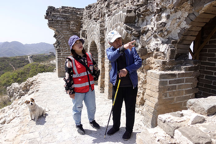 在明長(zhǎng)城遺址上，梅景田給外甥女劉紅巖講述長(zhǎng)城故事。
