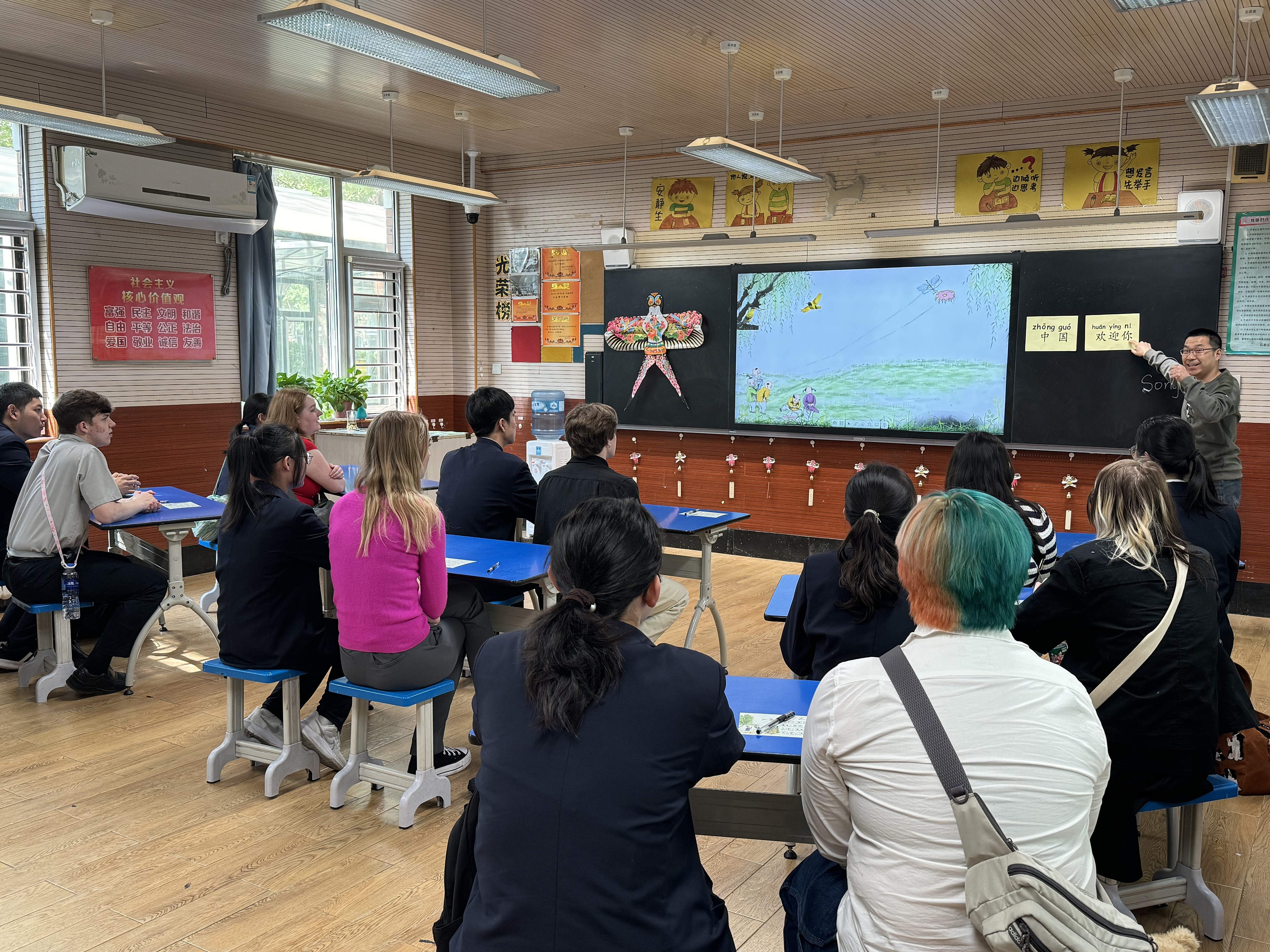 2024年4月20日，美國艾奧瓦州馬斯卡廷高中“友誼傳承”研學團來到石家莊外國語學校，中美學生同上一節(jié)中文課。