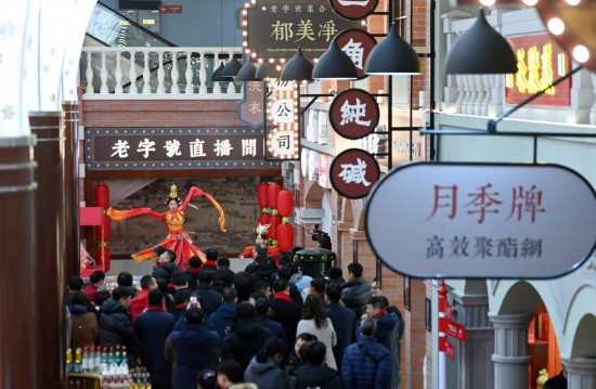 顧客在天津老字號集合店內(nèi)觀看演出。新華社記者 趙子碩 攝