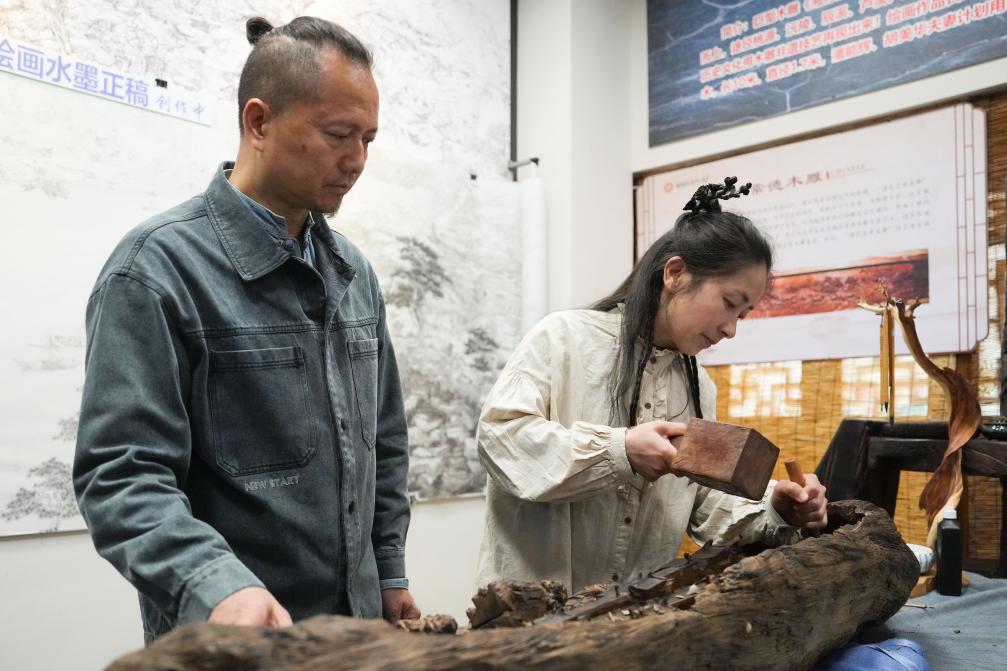 潘能輝和妻子胡美華在湖南常德河街展示木雕。新華社記者 薛宇舸 攝