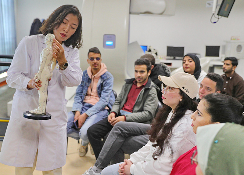 2023年4月19日，河北省秦皇島市中醫(yī)醫(yī)院醫(yī)務(wù)工作者為燕山大學(xué)外國留學(xué)生講解中醫(yī)經(jīng)絡(luò)知識。