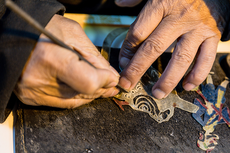 皮影非遺傳承人正在制作皮影。
