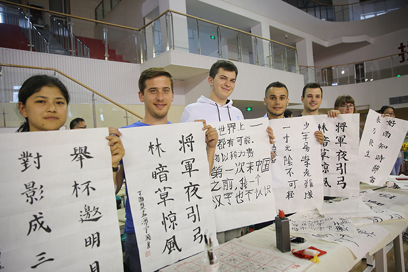 2017年6月5日，來(lái)自青島大學(xué)和中國(guó)石油大學(xué)（華東）的外國(guó)留學(xué)生在展示剛剛現(xiàn)場(chǎng)完成的書(shū)法作品。