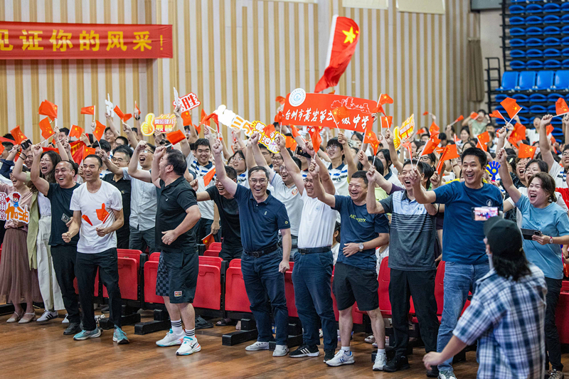 北京時(shí)間7月27日，2024年巴黎奧運(yùn)會(huì)首個(gè)比賽日，在射擊10米氣步槍混合團(tuán)體比賽中，中國(guó)選手黃雨婷/盛李豪獲得金牌。圖為黃雨婷的母校師生們通過收看奧運(yùn)直播的方式為她加油助威。