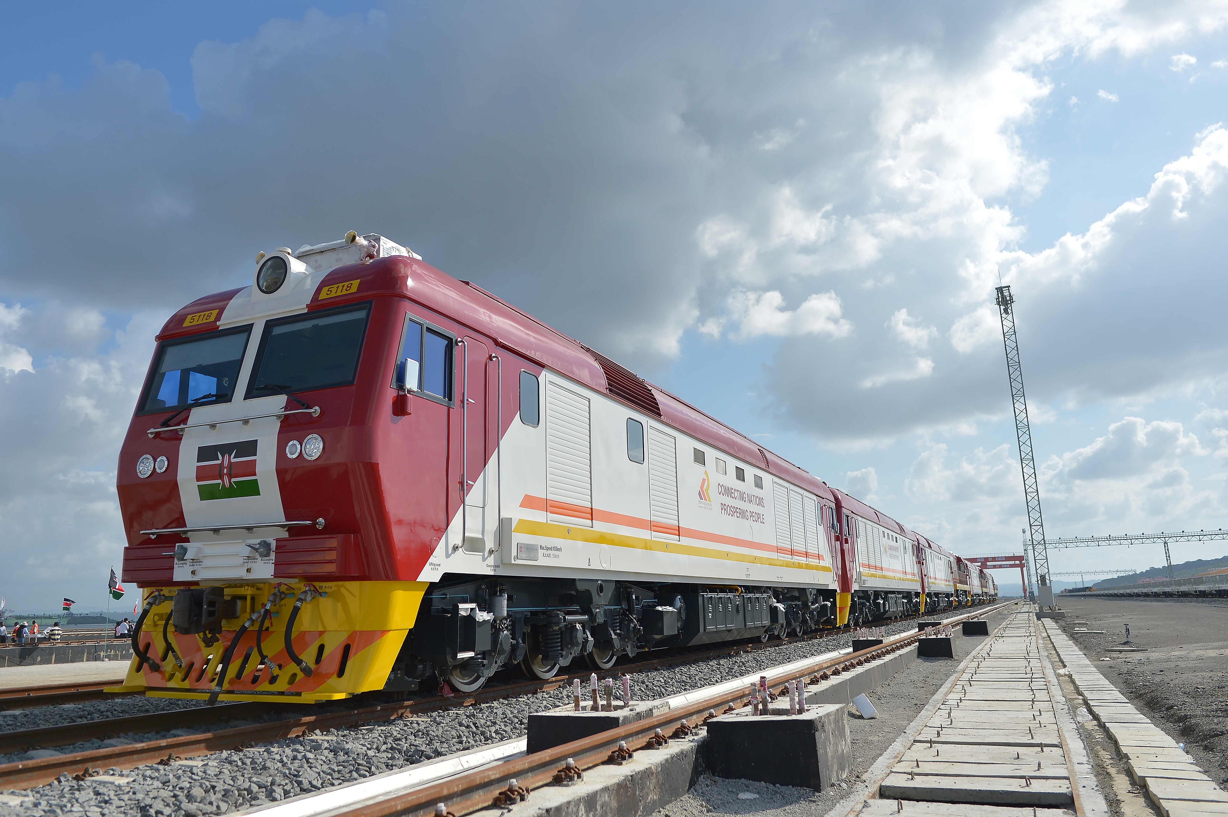 當(dāng)?shù)貢r(shí)間2017年5月30日，肯尼亞蒙巴薩，連接肯尼亞港口城市蒙巴薩和首都內(nèi)羅畢的蒙內(nèi)鐵路正式竣工通車。