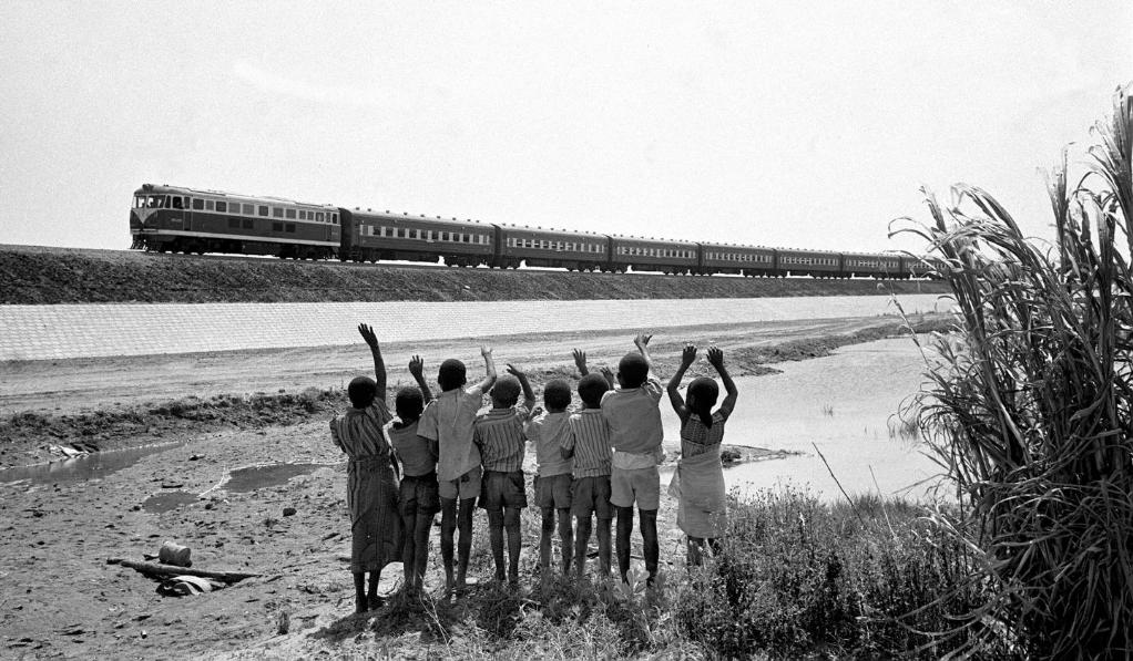 贊比亞魯西瓦西湖畔的少年兒童歡迎坦贊鐵路的列車通到他們的家鄉(xiāng)（1976年攝）。