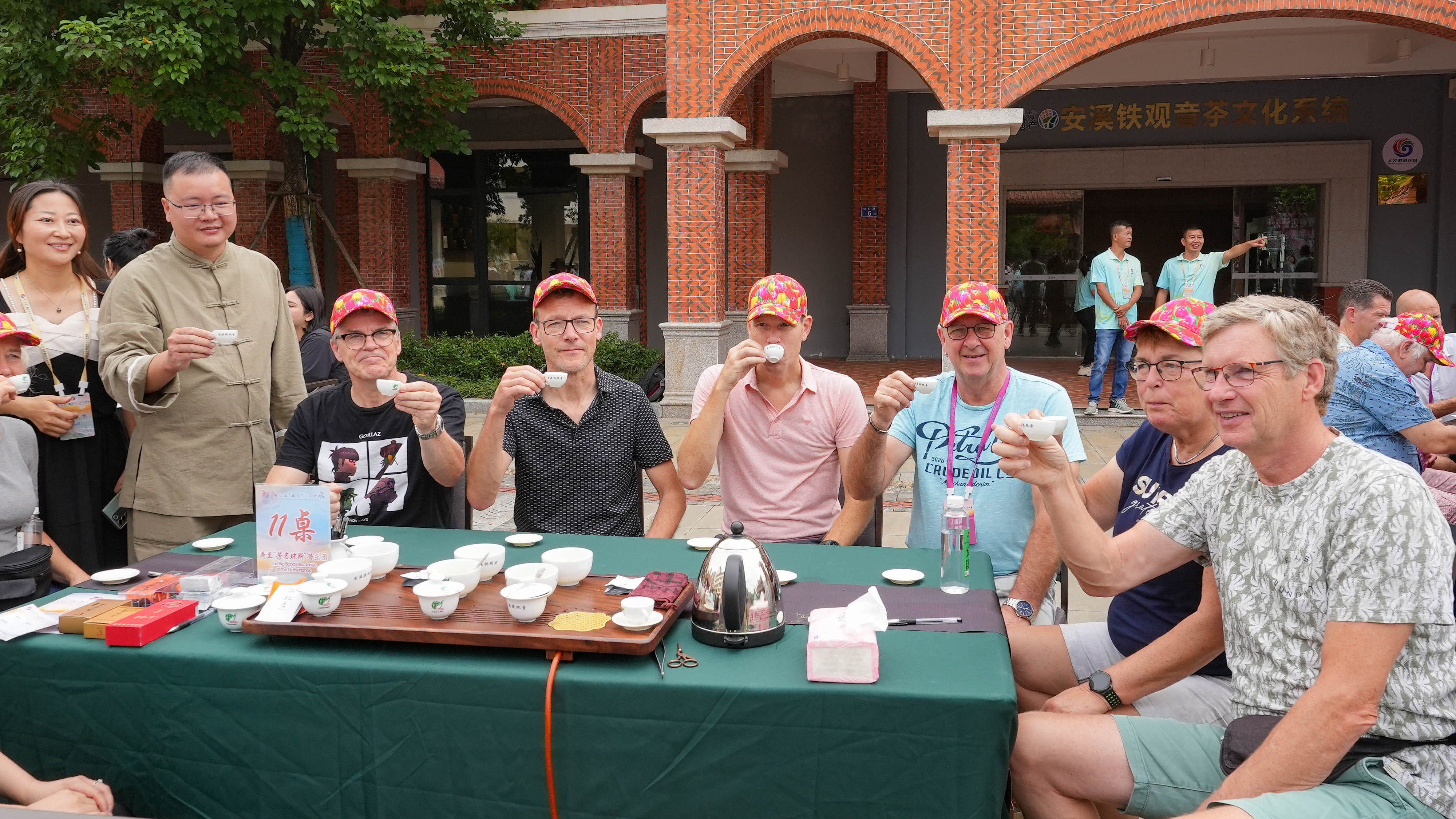 △2023年10月4日，福建泉州，外國人品中國茶。